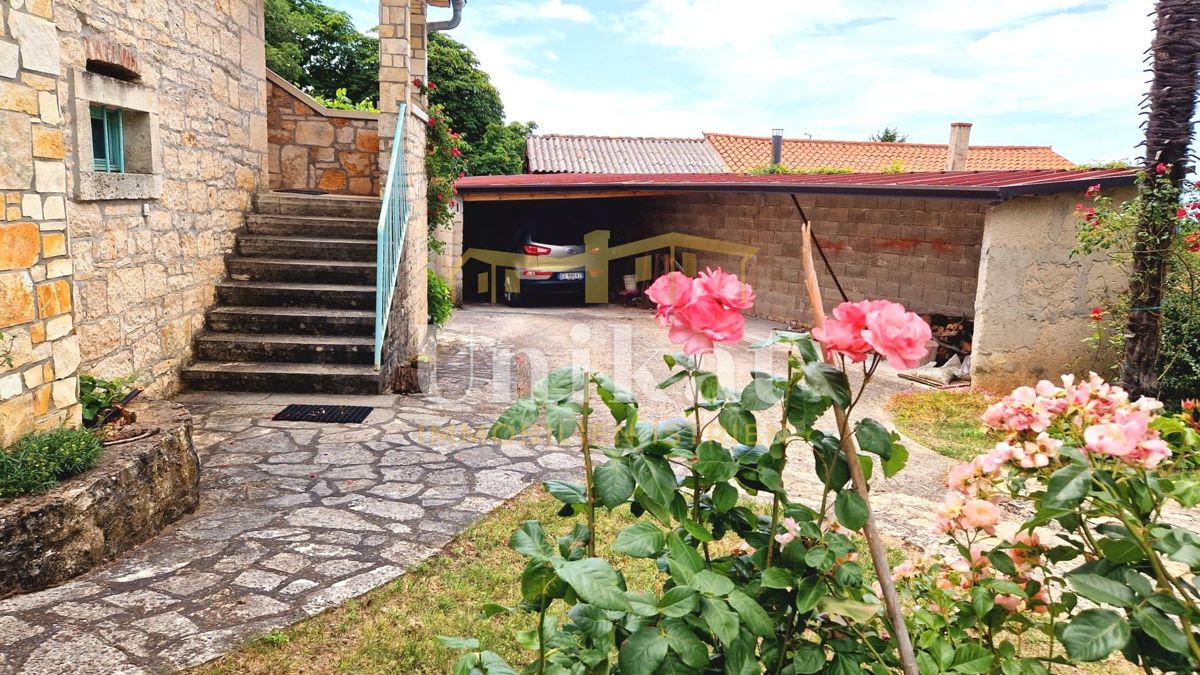 Prenovljena kamnita hiša